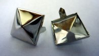 Tachas cuadradas piramidales 15mm